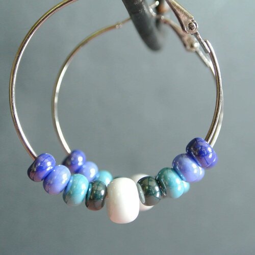 Boucles d'oreilles créoles 9 perles rondelles en verre opaque tons blanc-vert-bleu