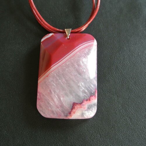 Pendentif mixte agate druzy geode rose fuchsia et cristaux rose pâle translucides, 56 x 37 x 11 mm sur deux brins de cuir