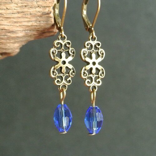 Boucles d'oreilles connecteur bronze et perle cristal à facettes bleu forme olive