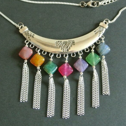 Collier pendentif ras du cou plastron 7 perles losanges agate multicolore et chaînettes pompons sur support croissant argenté