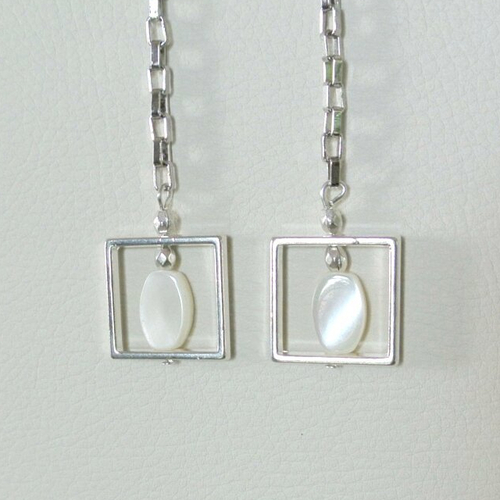 Boucles d'oreilles style contemporain perle de nacre ovale dans perle métal argenté carrée sur chaîne argentée