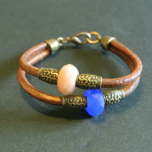 Bracelet 17,5 cm, 2 perles verre à facettes bleu vif et rose saumon encadrées et perle tube bronze sur cordons cuir camel