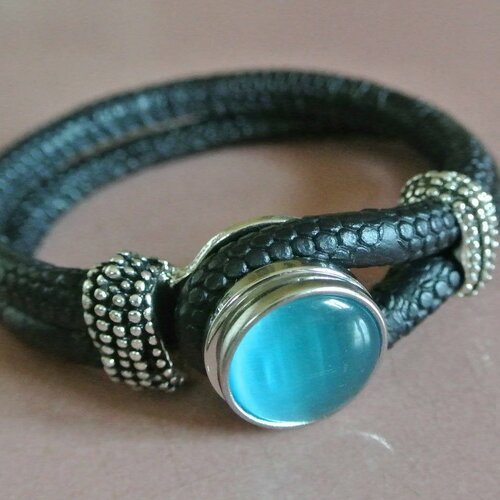 Bracelet mixte cordon en tissu synthétique effet peau de serpent noir et bouton pression en verre oeil de chat bleu