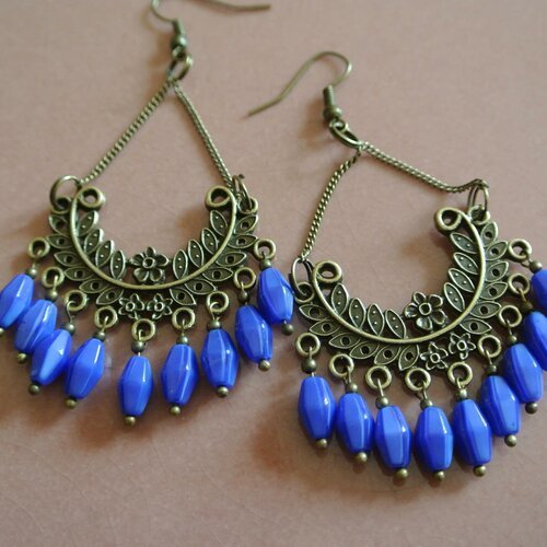 Boucles d'oreilles support motif feuilles en arc, perles verre bleu irisé, chaîne et crochet métal bronze