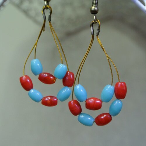 Boucles d'oreilles fil d'acier et petites perles en verre rouge et turquoise, crochet métal bronze, longueur 3,5 cm