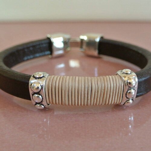 Bracelet 20,5 cm cuir épais marron et cordon de cuir naturel 1 mm enroulé entre deux perles passants à clous argentés