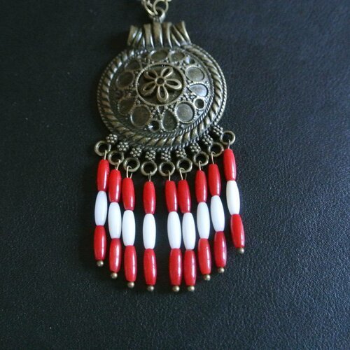 Sautoir support bronze forme bouclier et pendants perles corail blanc et rouge, chaîne