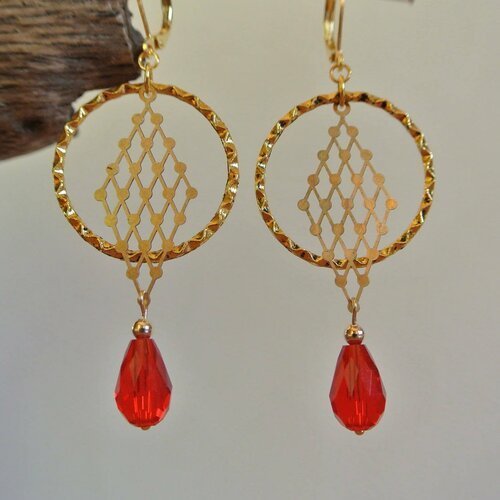 Boucles d'oreilles dorées, cercle et breloque fine losange et perle goutte en verre rouge à facettes