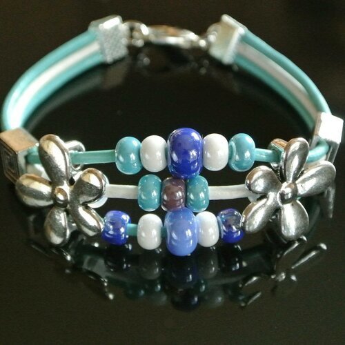 Bracelet femme 18,5 mm 3 brins de cuir turquoise et blanc, perles en verre encadrées par perles argentées fleur