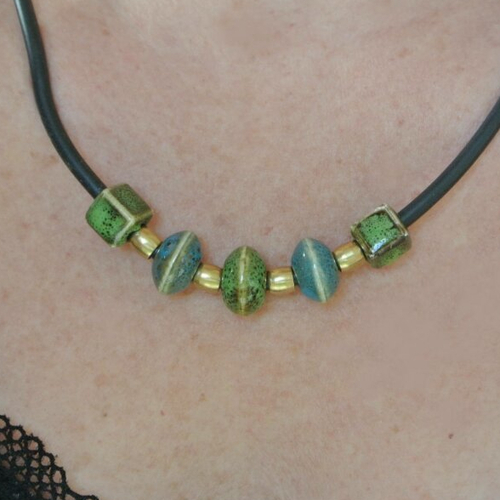 Collier femme perles céramique tons bleus et verts, forme rondelle et cubique, perles laiton doré, cordon buna cord, 51,*5 cm