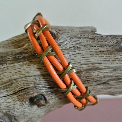 Bracelet homme 20 cm 3 brins de cuir rond orange, perles en x et fermoir à crochet en t en métal couleur bronze