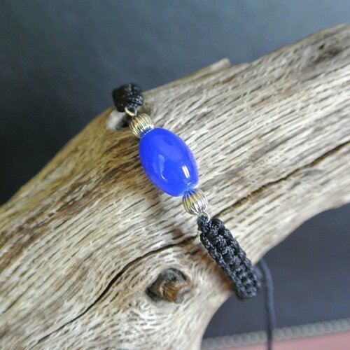 Bracelet femme perle verre bleu nuit et petites perles rondes striées argentées sur cordon térylène tressé noir réglable