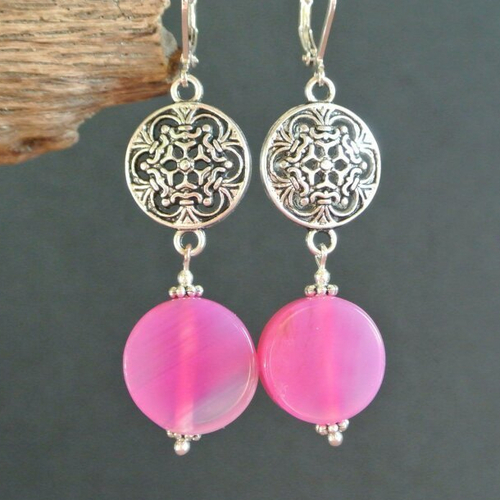 Boucles d'oreilles perles palet agate rose sous un connecteur bouclier métal ton argent platine