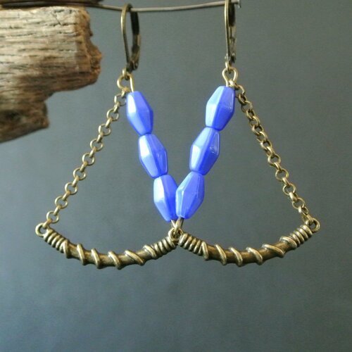 Boucles d'oreilles asymétriques bronze et perles en verre tchèque losange bleu
