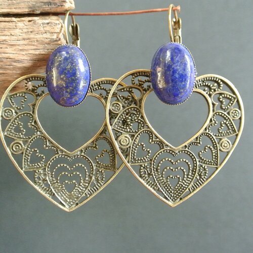 Boucles d'oreilles cabochon lapis lazuli, breloque coeur et dormeuses en métal couleur bronze, longueur totale : 6 cm