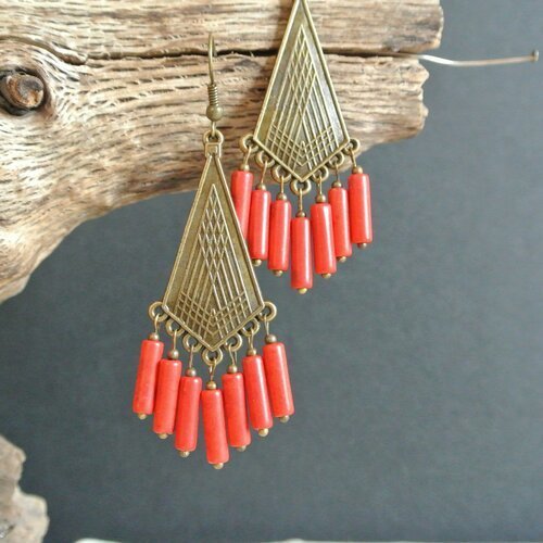 Boucles d'oreilles support art déco bronze forme losange dissymétrique, 7 perles en forme de tubes howlite rouge, crochet