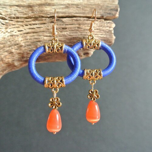 Boucles d'oreilles pendant perle verre oeil de chat orange sur cercle en nylon bleu éclatant, bélières et crochet