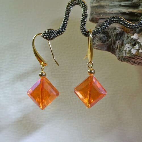 Boucles d'oreilles avec une belle perle en verre à facettes en losange orange ab sur un joli support crochet en métal