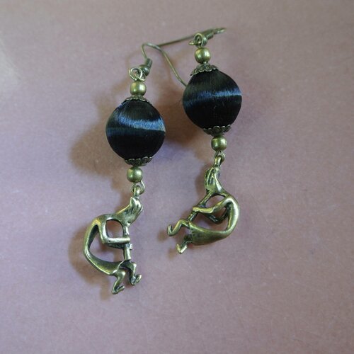 Boucles d'oreilles ethnique musicien et perles en fil noir nylon, crochet hameçon métal couleur bronze, longueur : 5,5