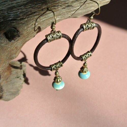 Boucles d'oreilles anneau cuir 3 mm et perles métal bronze et perles céramique soucoupe turquoise