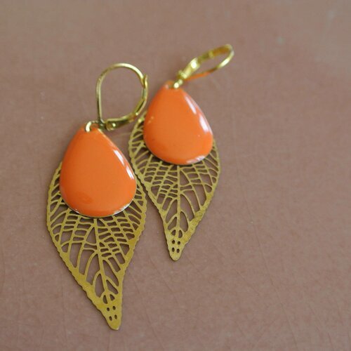 Boucles d'oreilles estampes feuilles et pendant en forme de goutte émail orange sur crochet dormeuses en métal couleur