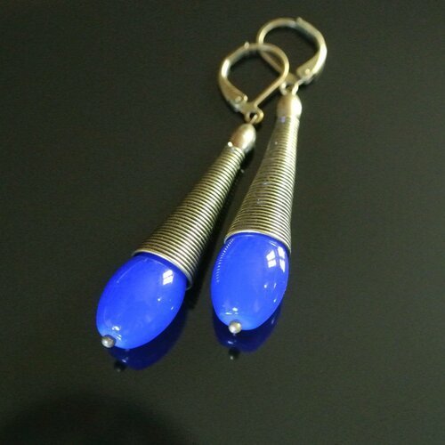Boucles d'oreilles perle ovale en verre teinté bleu nuit sur cône en spirale et crochet dormeuse en métal bronze