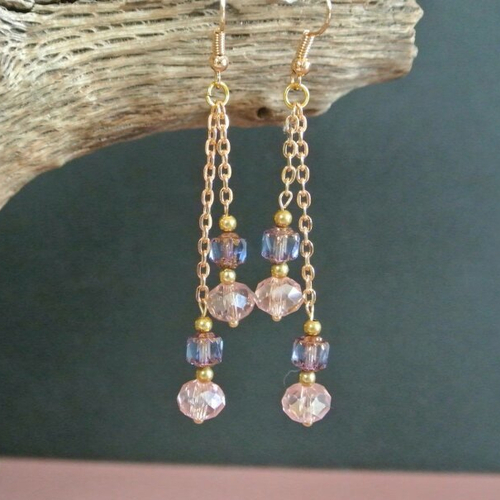 Boucles d'oreilles sweety gold 2 pendants dissymétriques, perles de verre à facettes rose et bleuté, métal or rose, crochet hameçon