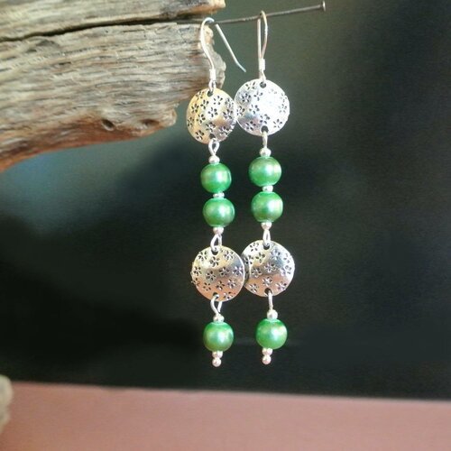 Boucles d'oreilles perles verre 6 mm vert satiné et connecteurs boucliers gravés de petites fleurs en métal ton argent