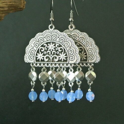 Boucles d'oreilles support argenté éventail, 4 pendants palets argentés et perles verre bleu clair, crochets hameçons