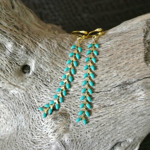 Boucles d'oreilles chaîne dorée émaillée vert turquoise sur crochets dormeuses dorées, longueur 6 cm
