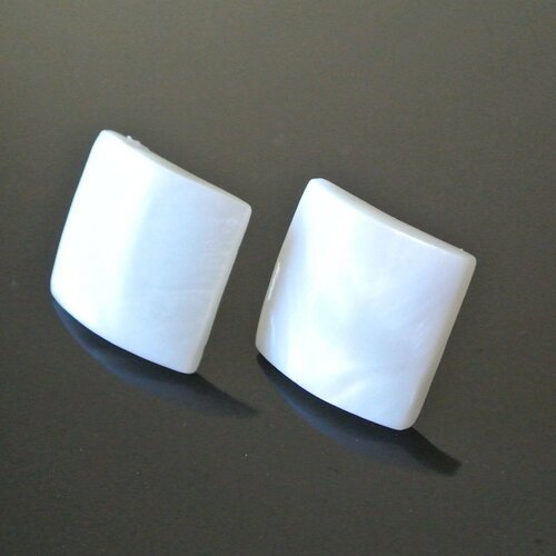 Boucles d'oreilles cabochons de nacre blanche bombée et carrée 15 x 15 mm sur tige et stoppeur argentés