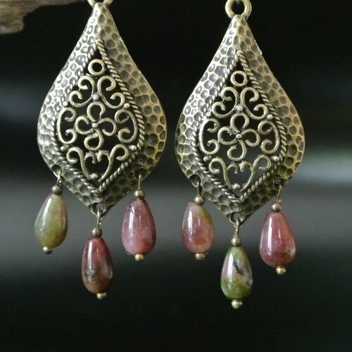 Boucles d'oreilles style renaissance support bronze bombé  à arabesques, 3 perles gouttes pierre fine ton vert-rose sombre, dormeuses