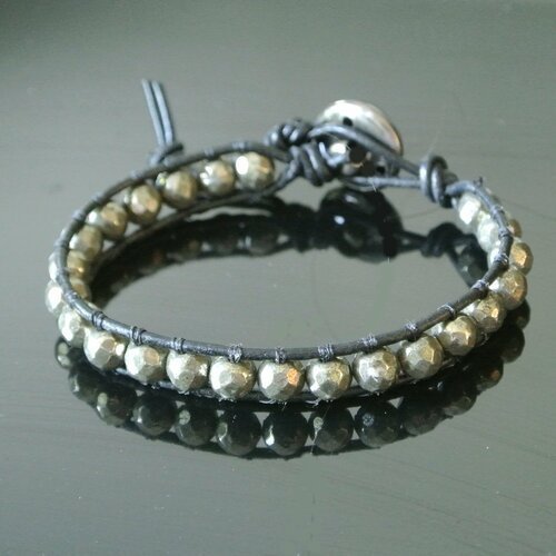 Bracelet wrap cuir noir et perles en hématite grise à facettes, longueur 17,5 cm, fermoir gunmetal gris tête champigon