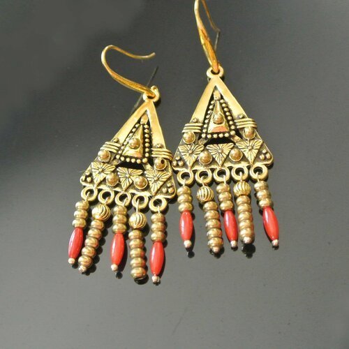 Boucles d'oreilles support triangle, pendants corail rouge et perles dorées, crochets dorés