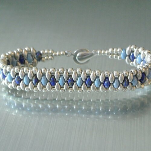 Bracelet 16,5 cm tissage 12 mm perles tchèques superduo bleu et argent, fermoir bouton pression argenté