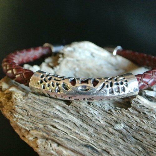 Bracelet homme 20 cm perle argentée courbe ajourée de motifs géométriques sur cuir tressé roux rouge foncé 6 mm