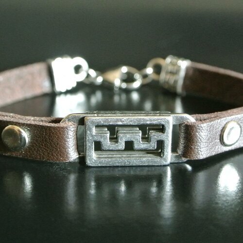 Bracelet homme 20 cm connecteur acier motif crénelé sur cordon plat 8 mm matière synthétique marron belle imitation de cuir