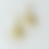 Boucles d’oreilles dorées breloque soleil dans support losange, dormeuses, longueur 6 cm