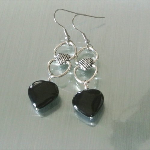 Boucles d’oreilles perle agate coeur noire sur support cœur métal argenté, crochets hameçons en acier