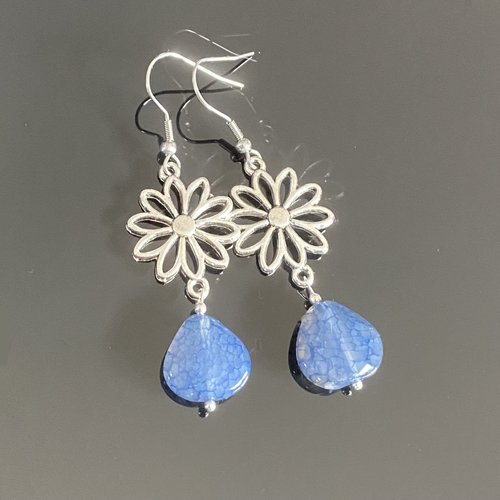 Boucles d'oreilles agate tons bleu-gris sur support marguerite métal couleur argent, crochets hameçons acier inox