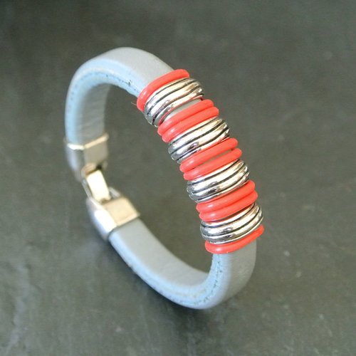 Bracelet homme 20,3 cm cuir épais gris et élastique caoutchouc rouge entre 4 perles striées en métal argenté