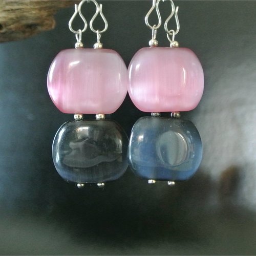Boucles d'oreilles perles palets rectangulaires verre rose et gris anthracite support acier et crochets dormeuses