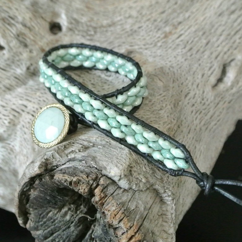 Bracelet femme wrap cuir noir 1,5 mm et tissage perles superduo en verre 2 tons de vert clair, longueur fermée 18 cm
