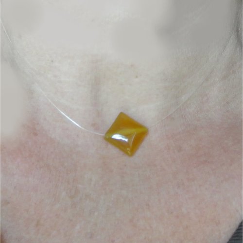 Un collier 42 cm très fin perle losange agate jaune sur fil nylon, fermoir mousqueton acier