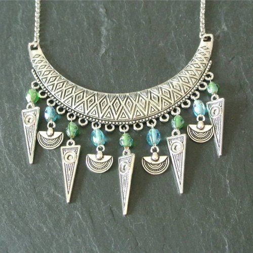 Collier boho support arc et alternance de pendants triangles et demi-cercles métal argenté, perles olives verre bleu et vert