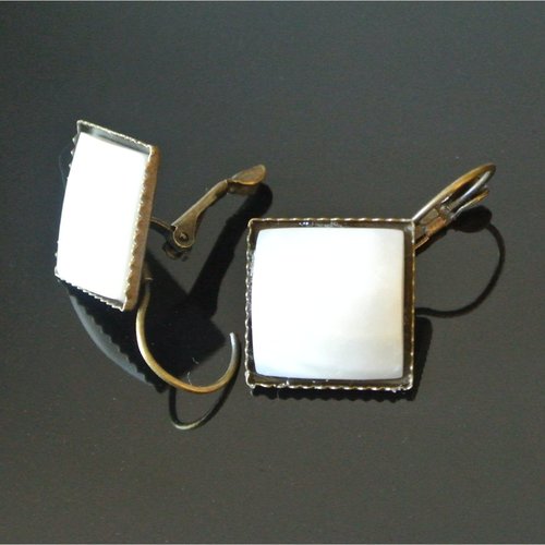 Boucles d'oreilles cabochons de nacre blanche bombée carrée 15 x 15 mm sur supports cabochon bronze losange, crochets dormeuses