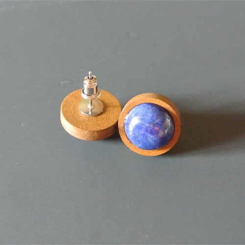 Boucles d'oreilles cabochon rond lapis lazuli sur support bois, tige d'oreilles et stoppeurs métal