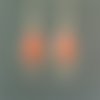 Boucles d'oreilles sequin losange émail orange vif dans cadre losange métal doré, crochets hameçons