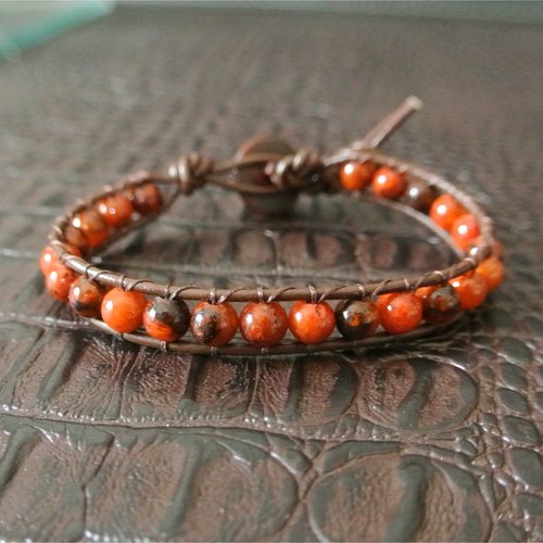 Bracelet femme wrap cuir marron 1,5 mm et perles 6 mm agate orange-noir, longueur fermée 17-18 cm