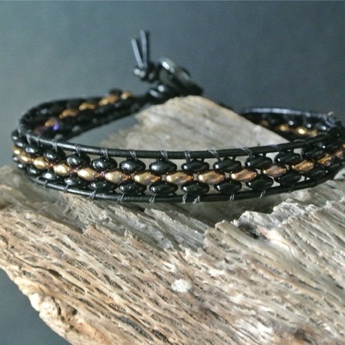 Bracelet wrap cuir noir et tissage perles superduo en verre noir et bronze doré, fermoir bouton hématite grise
